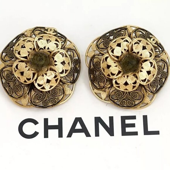 CHANEL CC Logo Green Gripoix Filigree Camellia Earrings Gold Tone 01A Auth w/Box - Picture 1 of 16